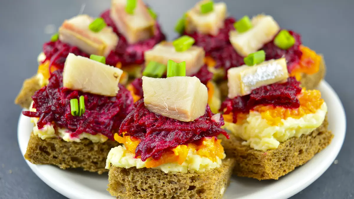 Канапе «Селедка под шубой»: оригинальная закуска для вашего стола