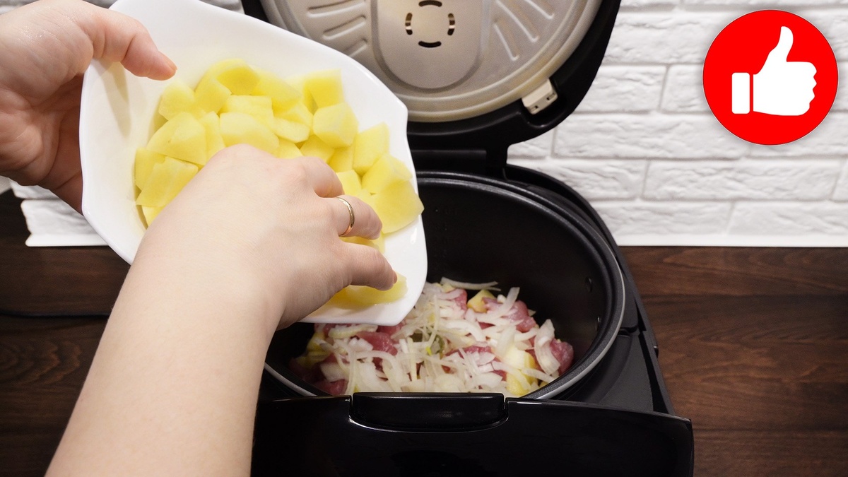 Сытный обед: картошка с мясом в бульоне от мультиварки