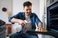 Как вернуть духовке былое сияние: хитрости по очищению кухни
