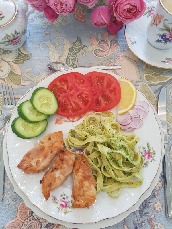 Фетучини с песто и курицей: легкое и вкусное блюдо для любого времени суток