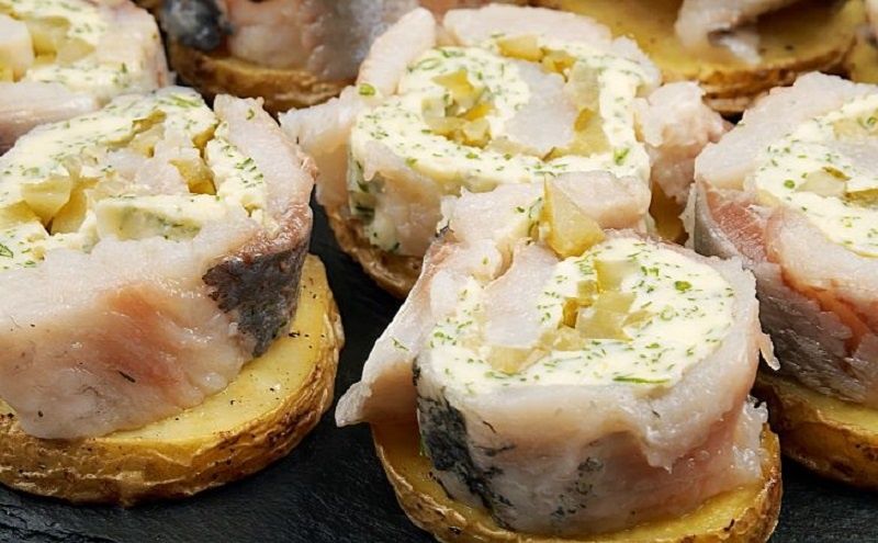 Неожиданное новогоднее блюдо: сельдь с сыром и картошкой, которое покорит сердца гостей